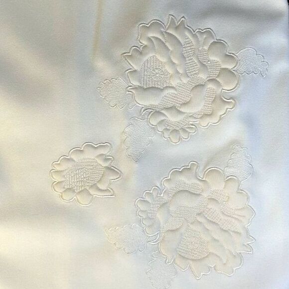Betsy Johnson Dress Wm's 8 White Sheath Dress W/Embroidered Flowers Fully Lined - Picture 8 of 12
